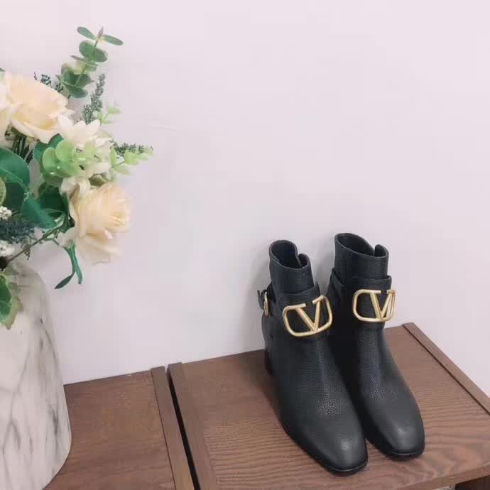 20秋季最新专柜款-华伦天奴Valentino秋冬新品爆款短靴上新，超经典好看，上脚超美