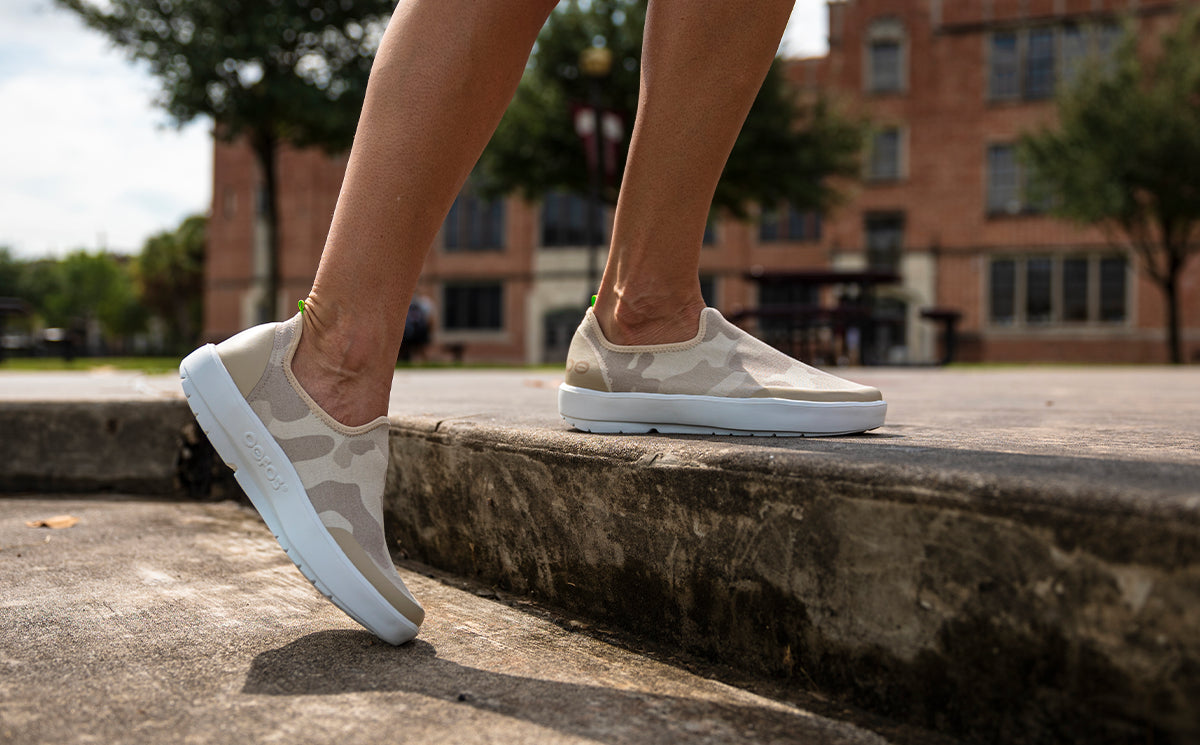 Women's OOmg eeZee Low Shoe - Tan Camo