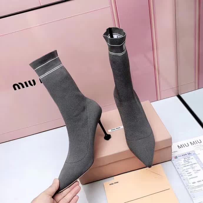 20秋季最新专柜款-缪缪Miu Miu新款袜子靴。上脚轻便，脚感好，上脚修脚，特显瘦
