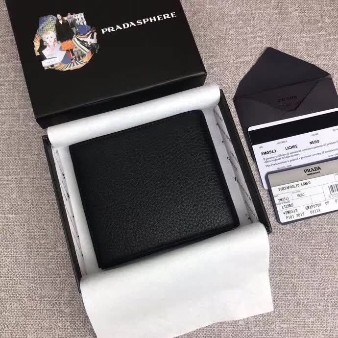 【原版皮】普拉达/Prada 短款钱夹，选用摔纹小牛皮裁制而成，边角点缀字母标识，经典之作，简单时尚，款号：2M0513