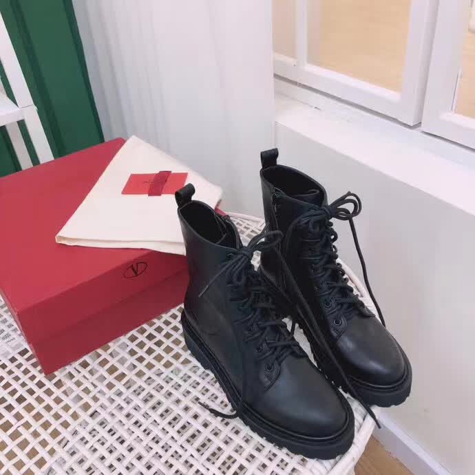 20秋季最新专柜款-华伦天奴Valentino秋冬新款爆款短靴上新，超经典好看，上脚超美