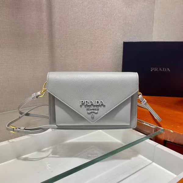 【原版皮】普拉达/Prada 肩背包，诠释精致的极简主义设计格调，一枚金属徽标点缀其上，昭示品牌身份，可拆卸可调式皮革肩带，又可当手包，内配可拆卸镜子，款号： 1BP020