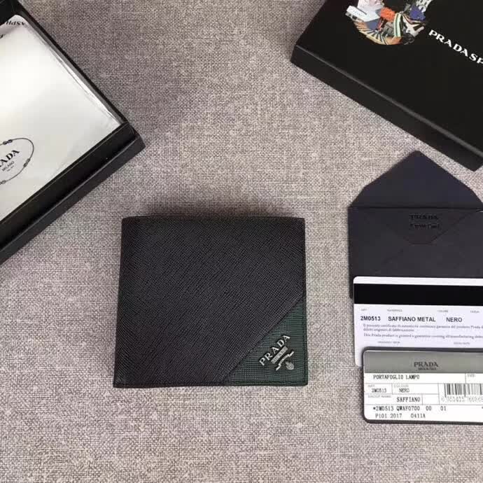 【原版皮】普拉达/Prada 短款钱夹，选用十字纹小牛皮裁制而成，边角点缀三角散字唛标识，精湛走线均匀整齐，做工精湛，款号：2M0513