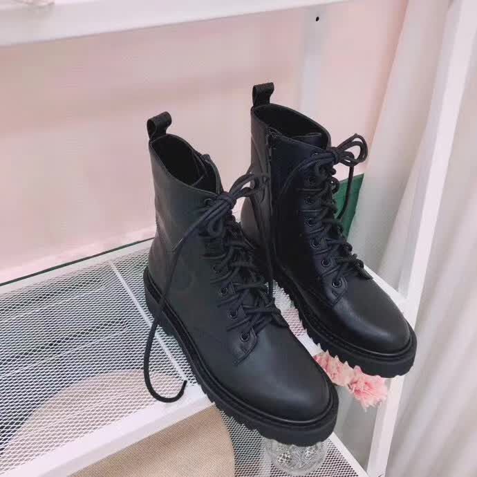 20秋季最新专柜款-华伦天奴Valentino秋冬新款爆款短靴上新，超经典好看，上脚超美