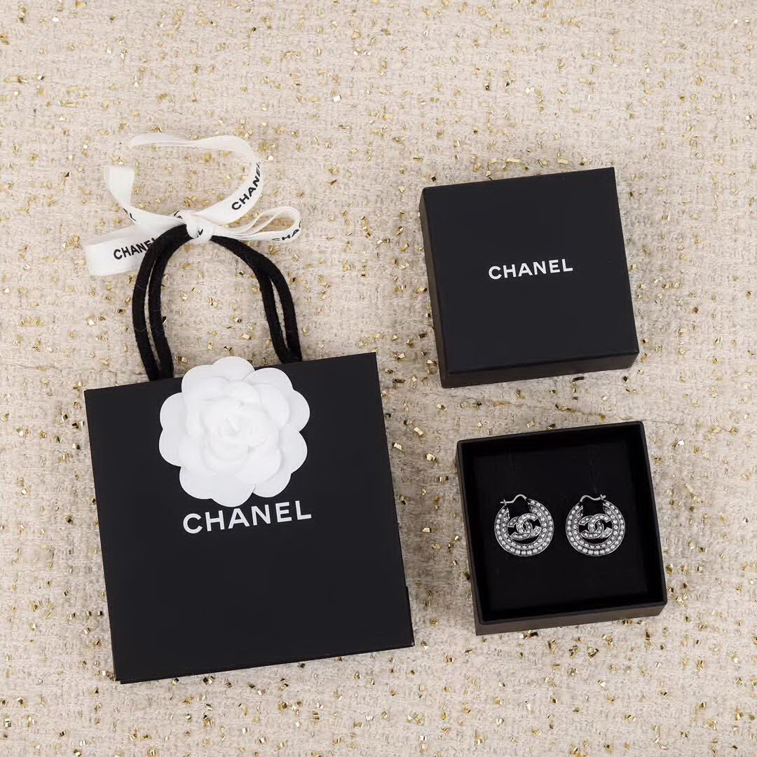 20秋季最新专柜款-Chanel圆形珍珠耳环，细节满满的一款，以及背面五金的细腻，完美