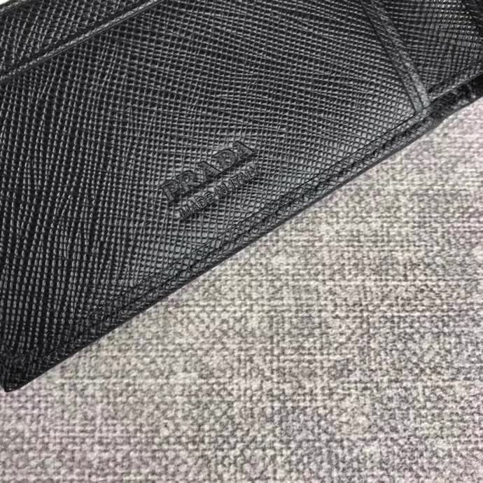 【原版皮】普拉达/Prada 短款钱夹，选用十字纹小牛皮裁制而成，边角点缀字母标识，经典之作，简单时尚，款号：2M0513