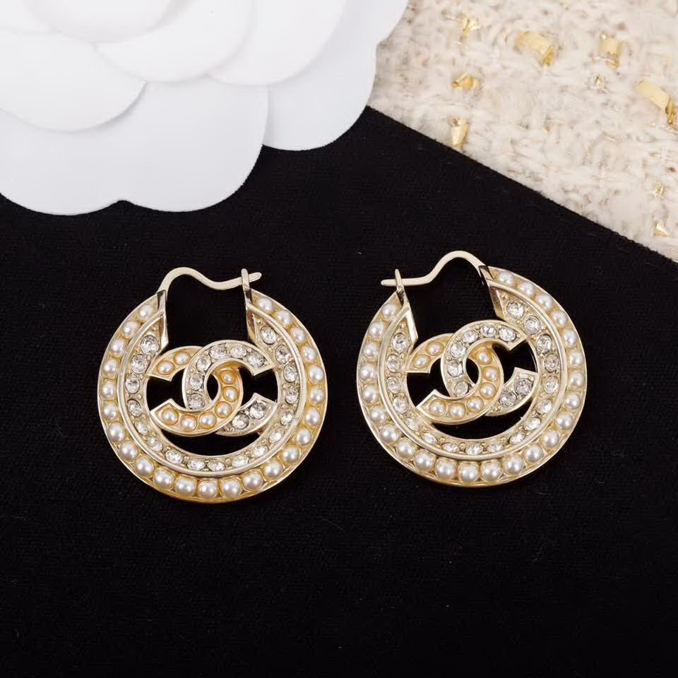 20秋季最新专柜款-Chanel圆形珍珠耳环，细节满满的一款，以及背面五金的细腻，完美一对耳环用了64颗施华洛世奇珍珠，50粒施华洛世奇钻