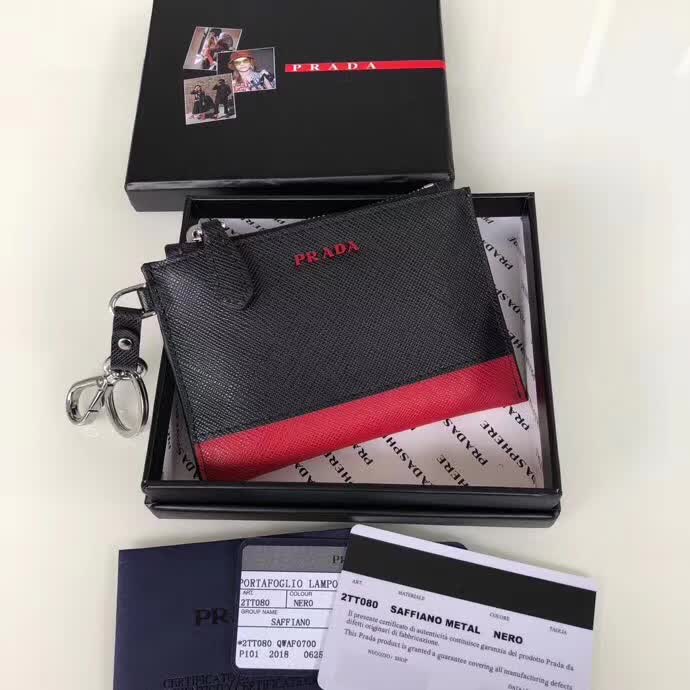 【原版皮】普拉达/Prada 钥匙包，车钥匙包，选用十字纹小牛皮拼色，男女通用款，最主要是可以挂在背包上，时尚前卫，款号：1TT080