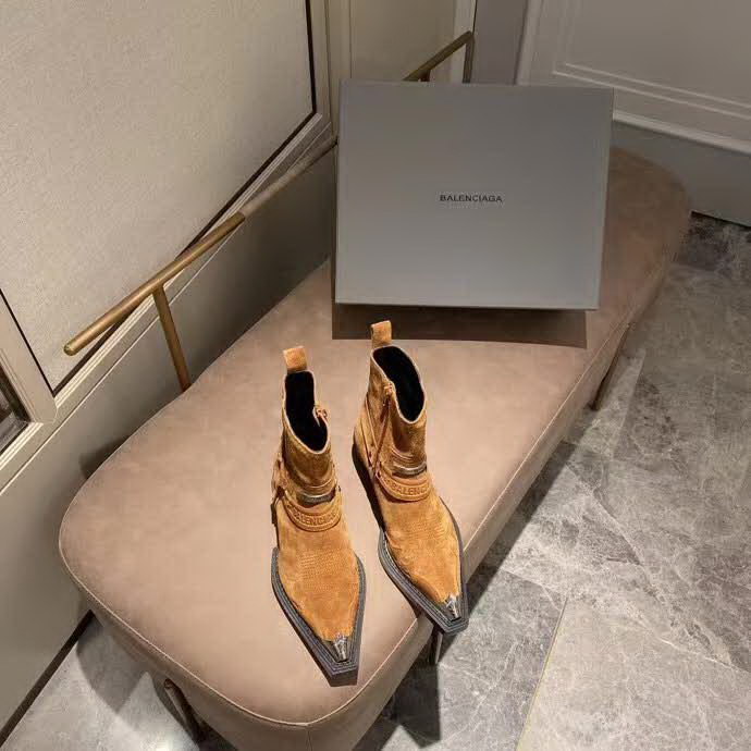 20秋季最新专柜款-巴黎世家Balenciaga秋冬新款单品尖头靴，风格 复古擦色 松口和勒脚都不会有！脚感舒适升级版3层组合真皮大，绝对吹爆酷帅酷帅的款