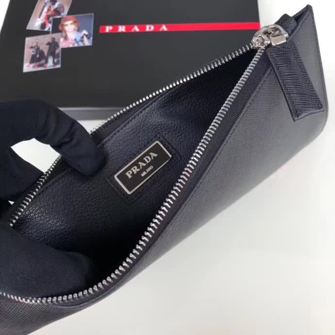 【原版皮】普拉达/Prada 男士手包，选用十字纹小牛皮镶嵌彩带皮革裁制而成，经典之作，简单时尚，款号：2NG005