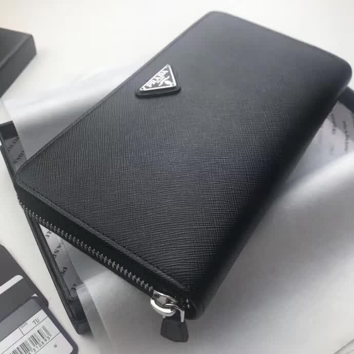 【原版皮】普拉达/Prada 拉链钱夹，选用十字纹小牛皮裁制而成，正面点缀三角唛徽标，经典之作，简单时尚，款号：1M1188