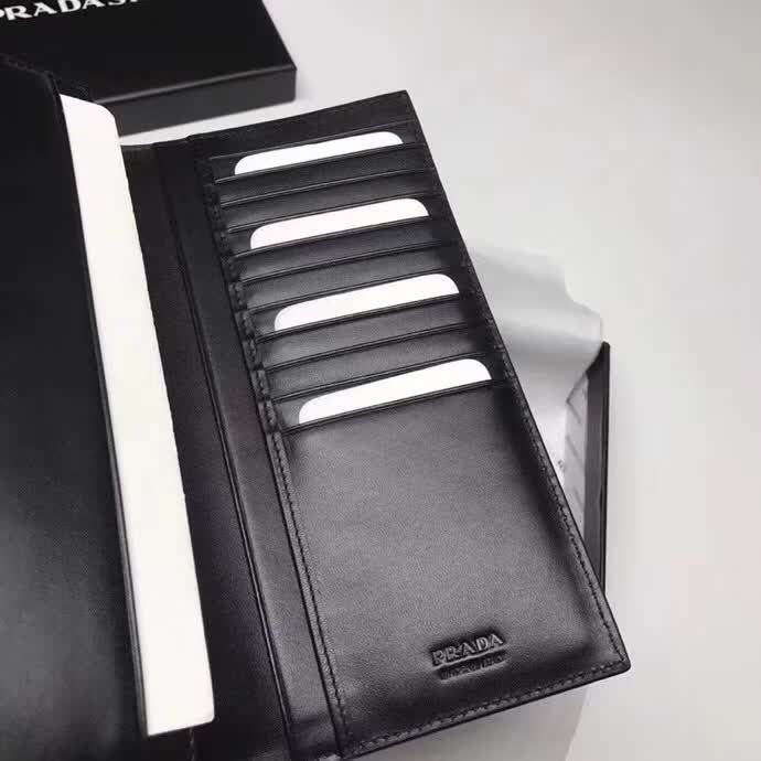 【原版皮】普拉达/Prada 西装钱夹，选用十字纹牛皮裁制而成，拼接光滑皮革点缀字唛徽标，精湛走线均匀整齐，油边顺滑，款号：2MV836