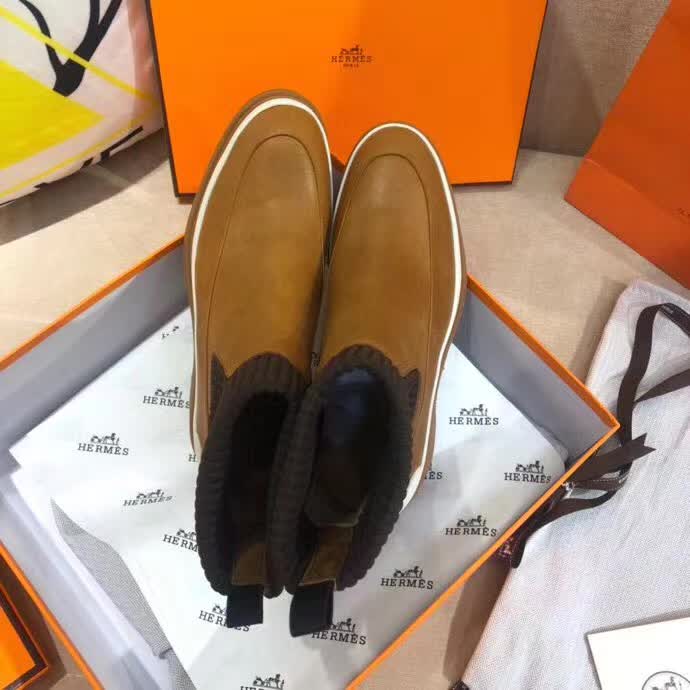 20秋季最新专柜款-爱马仕Hermes2020秋冬矮靴，可以说这是H家最年轻的，专柜第一眼看见就入手，上脚无敌好看，特别秀气修饰脚型。上脚很舒服