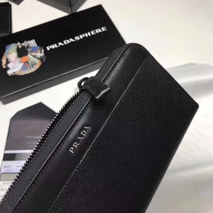 【原版皮】普拉达/Prada 拉链钱夹，选用十字纹牛皮裁制而成，拼接光滑皮革点缀字唛徽标，精湛走线均匀整齐，油边顺滑，款号：2ML317