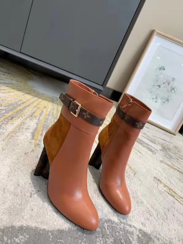 20秋季最新专柜款-路易威登LV2020早秋最新短靴，终于可以上款了。版型绝对正。不含糊。后包logo 开模定制五金 要求达到官网一致效果，上脚 舒适 宣型绝对美