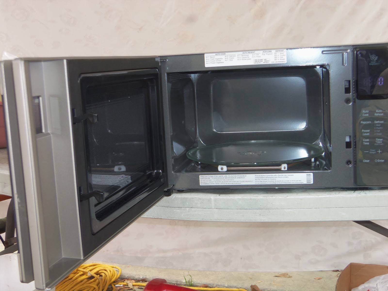 Magic Chef 1.1 Cu. ft. Countertop Microwave in Stainless Steel