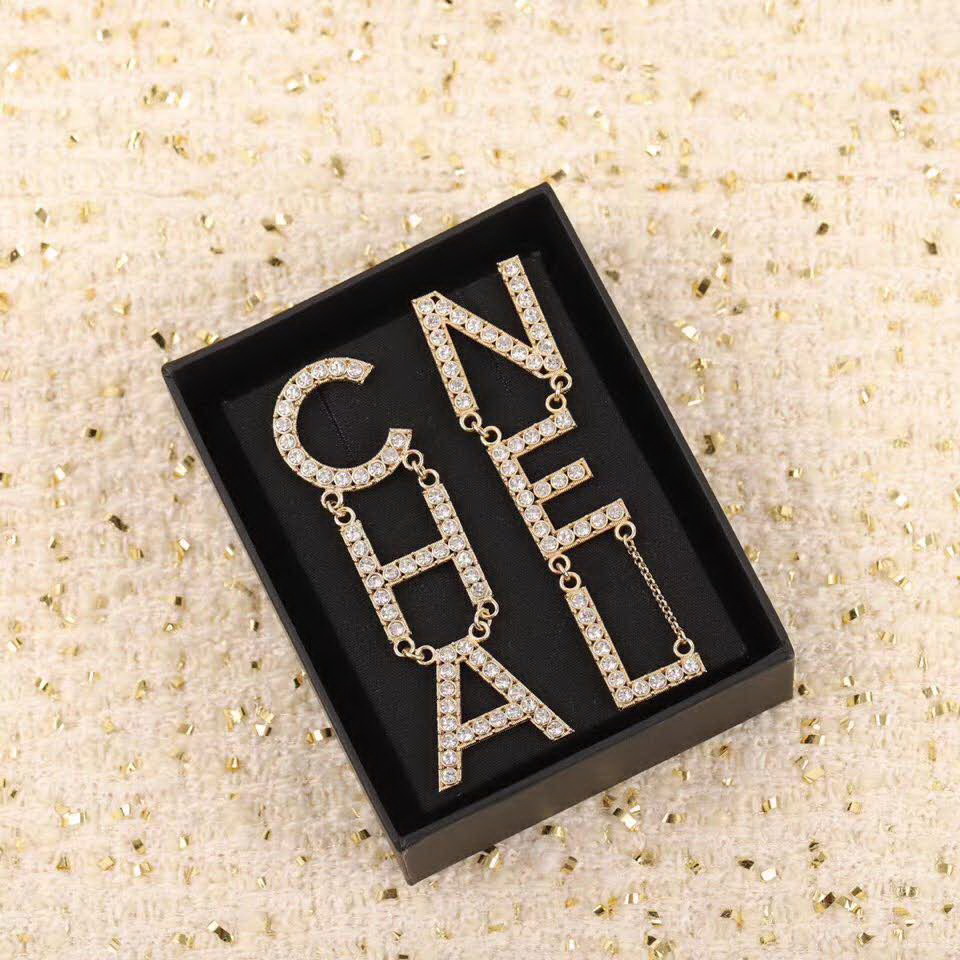 20秋季最新专柜款-Chanel热度不减的满钻字母耳环！上耳实在是太太太好看了，整个秀场属它最最最吸精了，实物到手你们感受一下施华洛Bling Bling的完美程度