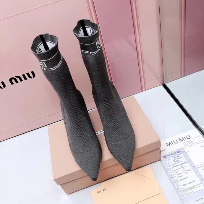 20秋季最新专柜款-缪缪Miu Miu新款袜子靴。上脚轻便，脚感好，上脚修脚，特显瘦