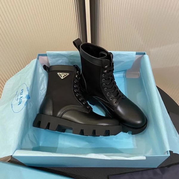 20秋季最新专柜款-普拉达Prada2020新款帅气十足短靴，洋气妞秋冬必备，简直不要太帅气，大表姐刘雯同款，各路网红明星疯抢款