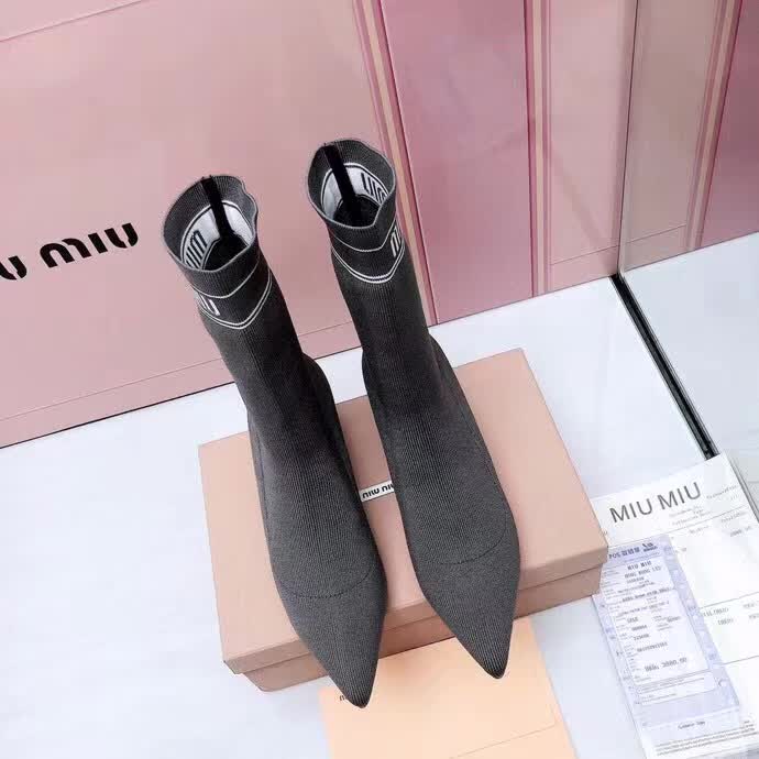 20秋季最新专柜款-缪缪Miu Miu新款袜子靴。上脚轻便，脚感好，上脚修脚，特显瘦