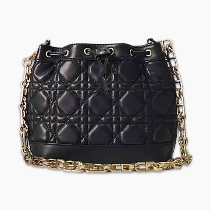 【原版皮】迪奥/Dior 水桶包，选用柔软羊皮裁制而成，整个包身绗缝藤格纹，看起来帅气又低调