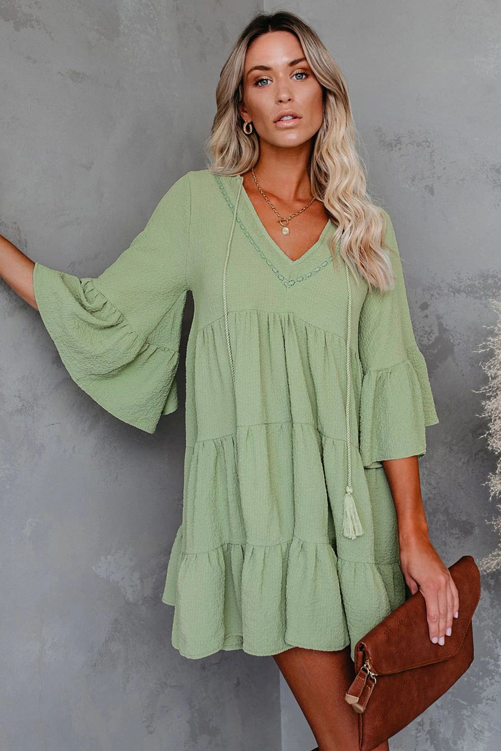 绿色V领喇叭袖流苏绳饰分层飘逸优雅连衣裙