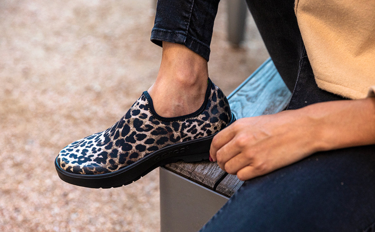 Women's OOmg eeZee Low Shoe - Cheetah