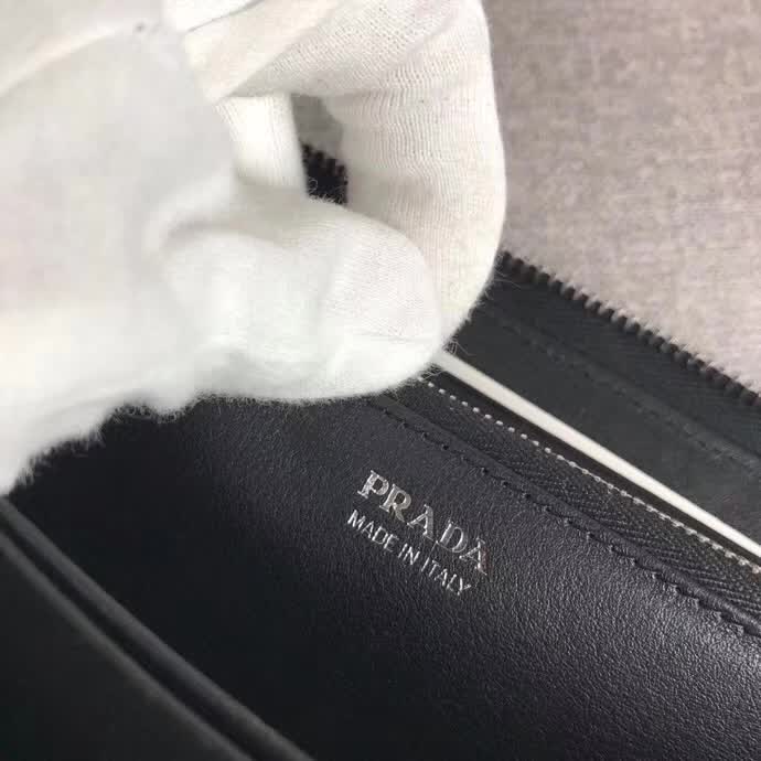 【原版皮】普拉达/Prada 拉链钱夹，选用纳帕牛皮裁制而成，点缀散字唛徽标，精湛走线均匀整齐，款号：1ML506
