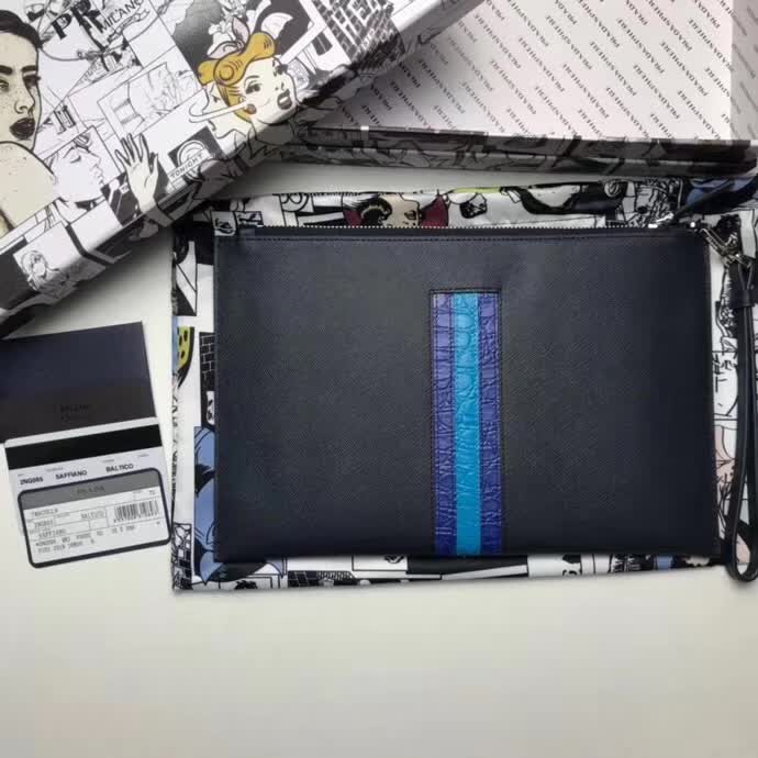 【原版皮】普拉达/Prada 男士手包，选用十字纹小牛皮镶嵌彩带鳄鱼纹裁制而成，经典之作，简单时尚，款号：2NG005