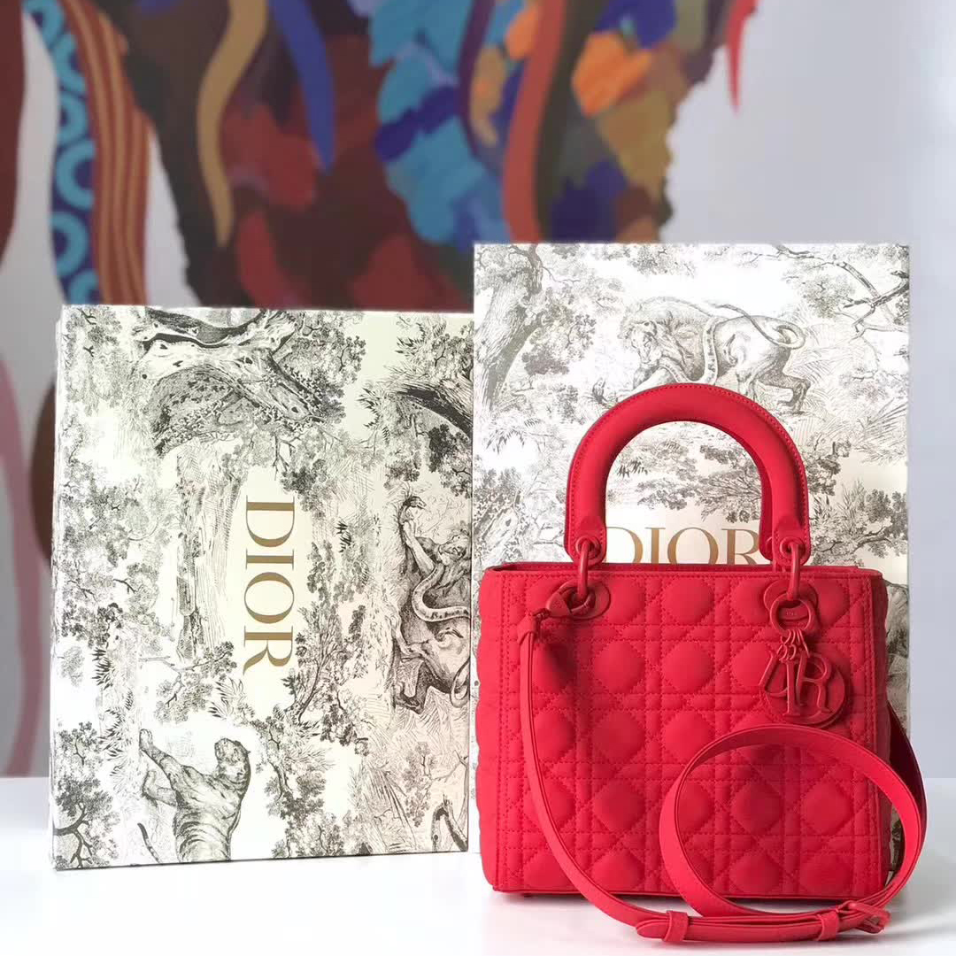 【原版皮】迪奥/Dior 戴妃包，磨砂系列，选用小牛皮绗缝藤格纹，饰有 Ultra matte 饰面金属配饰