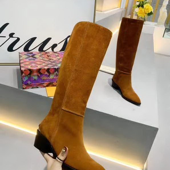 20秋季最新专柜款-路易威登LV2020早秋最新长靴，由柔软的绒面小牛皮制作而成，带有标志性金属logo，取自皮具系列的LV 扣装饰配上英伦风的黄牛皮大底，值得拥有女款中跟高靴