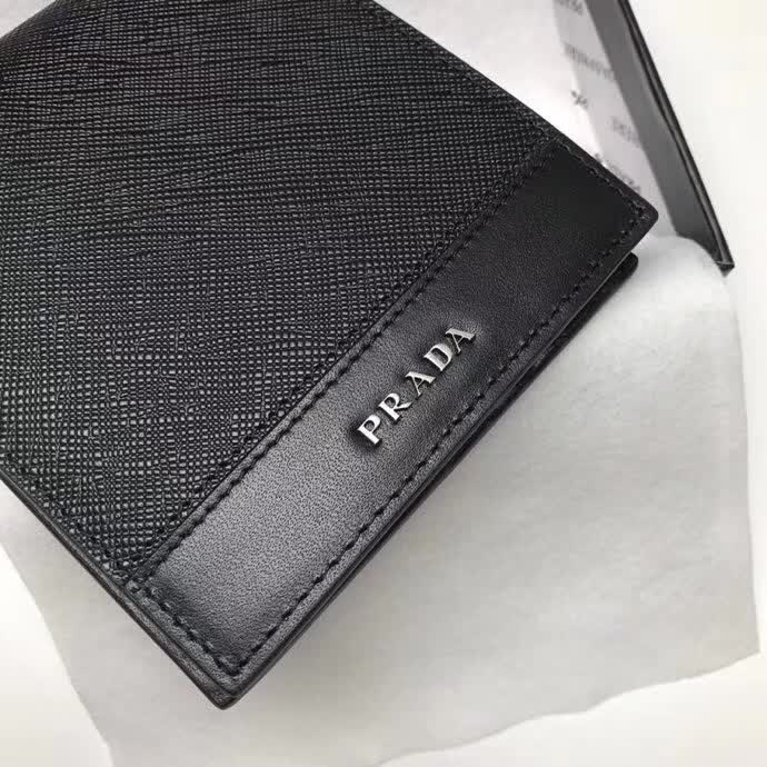 【原版皮】普拉达/Prada 短款钱夹，选用十字纹牛皮裁制而成，拼接光滑皮革点缀字唛徽标，精湛走线均匀整齐，油边顺滑，款号：2M0513