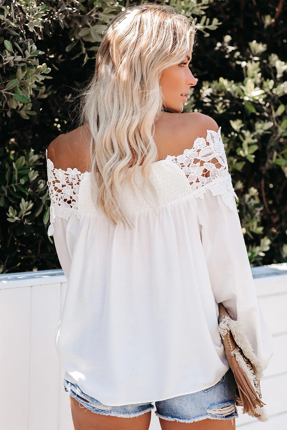 白色一字领露肩蕾丝花边宽松长袖上衣