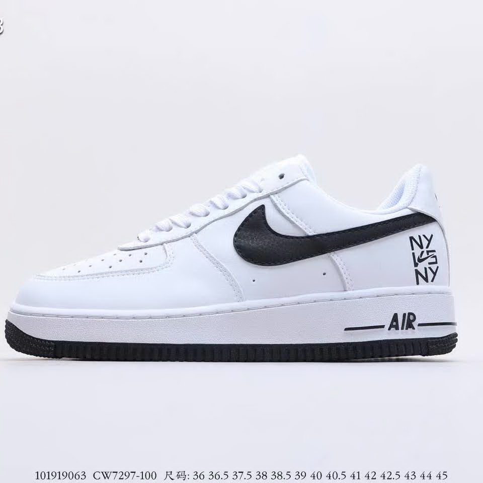 官网同步20秋季最新热销款-耐克/Nike AIR FORCE 1，空军一号街头舞会限定版，黑橡胶外底上配有白色皮革底衬和黑色翻滚皮革Swooshes，标志性图案出现在外侧四分之一面板上，并刻在蕾丝dubras上