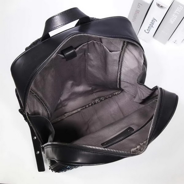 【原版皮】宝缇嘉/BV 男士双肩包，融合VN Eyelets工艺新颖呈现，光滑打蜡小牛皮基底上，intrecciato编织图案交织呈现，相映成趣，款号：80186608