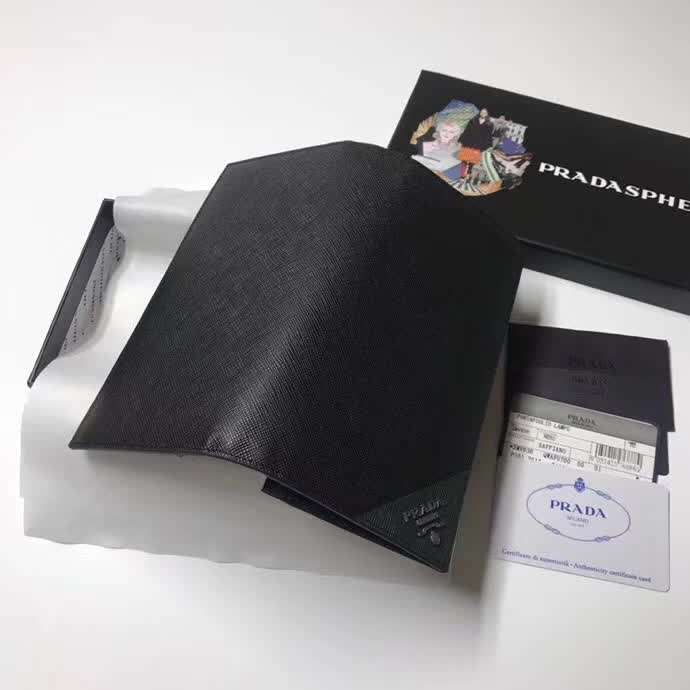 【原版皮】普拉达/Prada 西装钱夹，选用十字纹小牛皮裁制而成，边角点缀三角散字徽标，经典之作，简单时尚，款号：2MV836