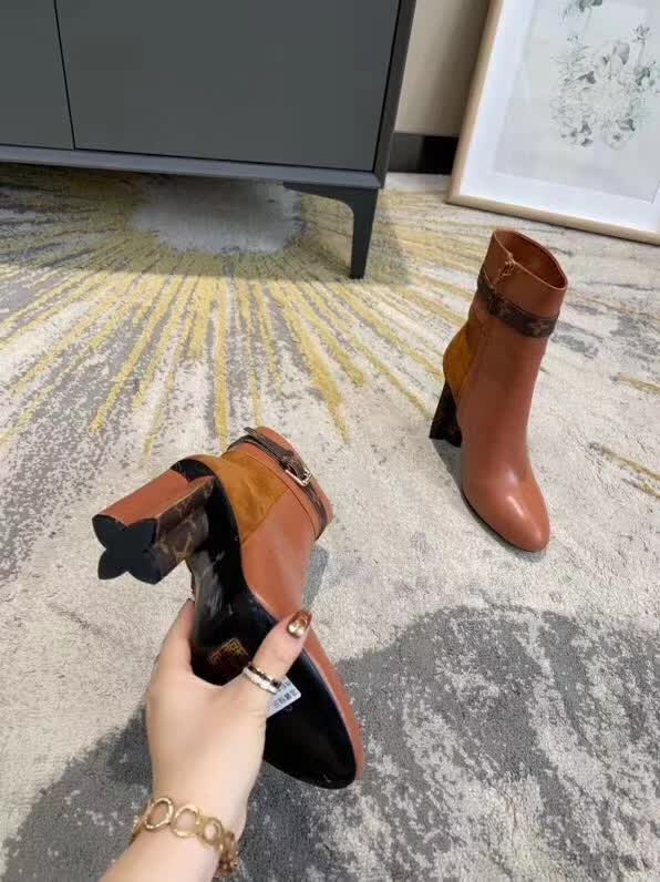 20秋季最新专柜款-路易威登LV2020早秋最新短靴，终于可以上款了。版型绝对正。不含糊。后包logo 开模定制五金 要求达到官网一致效果，上脚 舒适 宣型绝对美