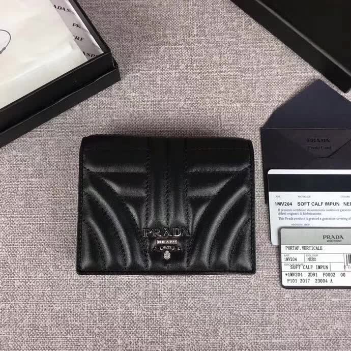 【原版皮】普拉达/Prada 短款钱夹，选用纳帕牛皮裁制而成，点缀散字唛徽标，精湛走线均匀整齐，款号：1MV204