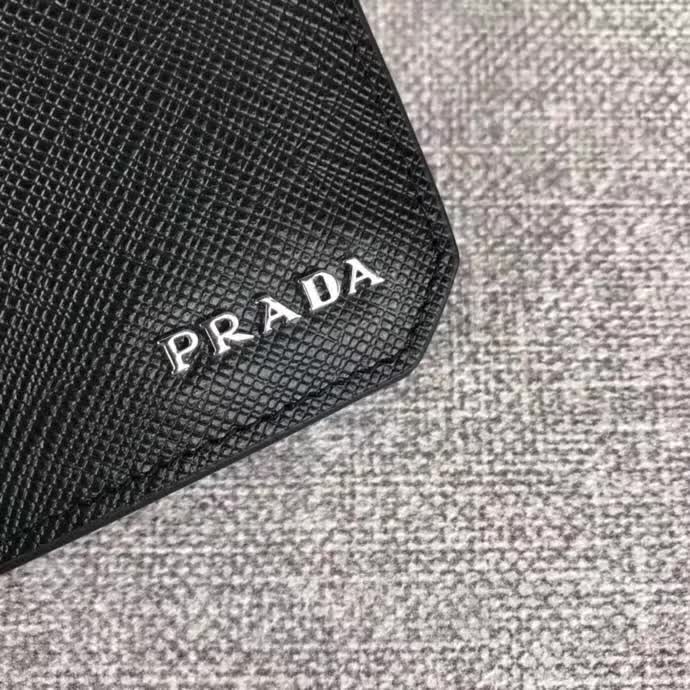 【原版皮】普拉达/Prada 短款钱夹，选用十字纹小牛皮裁制而成，圆角五字唛，经典之作，简单时尚，款号：2M0513
