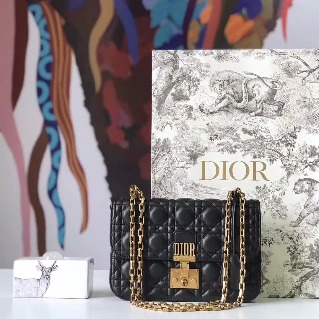 【原版皮】迪奥/Dior 链条包，选用小羊皮绗缝藤格纹，饰以精致又摩登复古品牌标识锁扣，很有年代感，搭配链条肩带，真是perfect