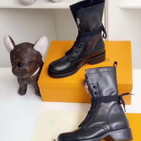 20秋季最新专柜款-路易威登LV2020早秋走秀主打新款系列马丁靴 超正鞋楦版型， 新的logo标识 设计独具一格局部的经典老花点缀，低调又凸显品牌魅力，靴口设计对小粗腿非常友好  好穿、显瘦，色彩高端大气上档次