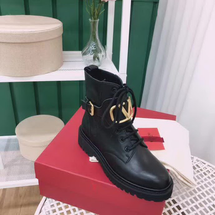 20秋季最新专柜款-华伦天奴Valentino秋冬新款爆款短靴上新，超经典好看，上脚超美