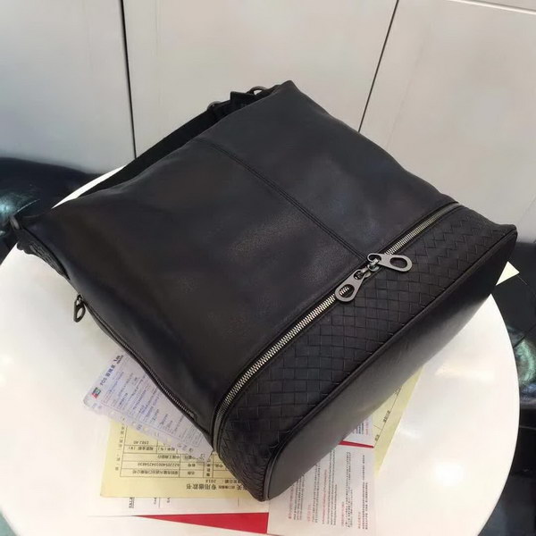 【原版皮】宝缇嘉/BV 男士肩背包，采用南韩软皮，柔软的hobo包造型贴合身形，半部分以手工编织制作，肩背或斜挎方式舒适携带，款号：80188805