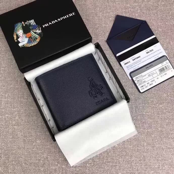 【原版皮】普拉达/Prada 短款钱夹，选用十字纹小牛皮裁制而成，饰以同色系小公仔，经典之作，简单时尚，款号：2M0513