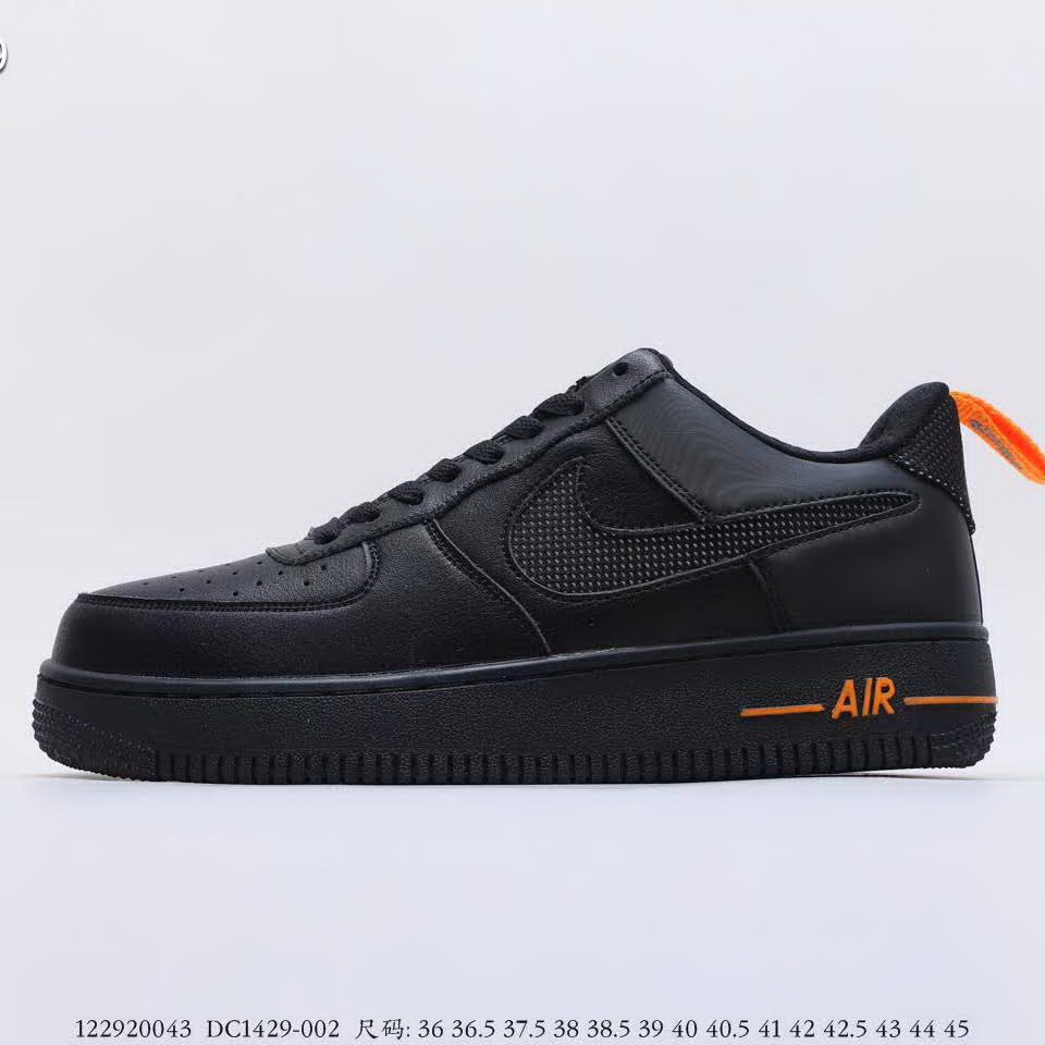 官网同步20秋季最新热销款-耐克/Nike Air Force 1 Low，空军一号全黑镂空勾板鞋，鞋款以致密织物材质打造鞋面，最大亮点当属侧身Swoosh Logo采用独特镂空设计，同时辅以网眼材质填充