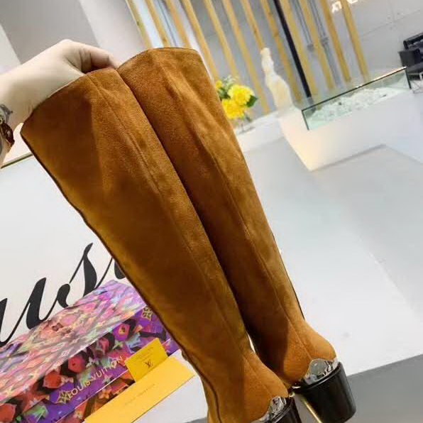 20秋季最新专柜款-路易威登LV2020早秋最新长靴，由柔软的绒面小牛皮制作而成，带有标志性金属logo，取自皮具系列的LV 扣装饰配上英伦风的黄牛皮大底，值得拥有女款中跟高靴