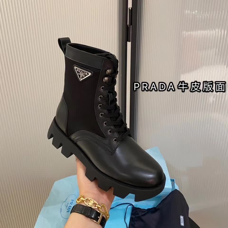 20秋季最新专柜款-普拉达Prada2020新款帅气十足短靴，洋气妞秋冬必备，简直不要太帅气，大表姐刘雯同款，各路网红明星疯抢款