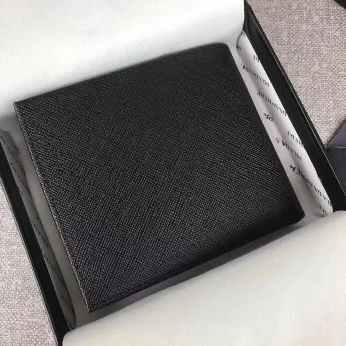 【原版皮】普拉达/Prada 短款钱夹，选用十字纹小牛皮裁制而成，边角点缀字母标识，经典之作，简单时尚，款号：2M0513