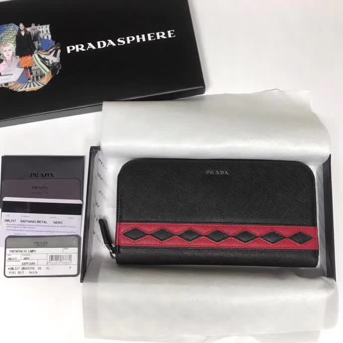 【原版皮】普拉达/Prada 拉链钱夹，选用十字纹牛皮裁制而成，饰以菱形拼色，精湛走线均匀整齐，油边顺滑，款号：2ML317