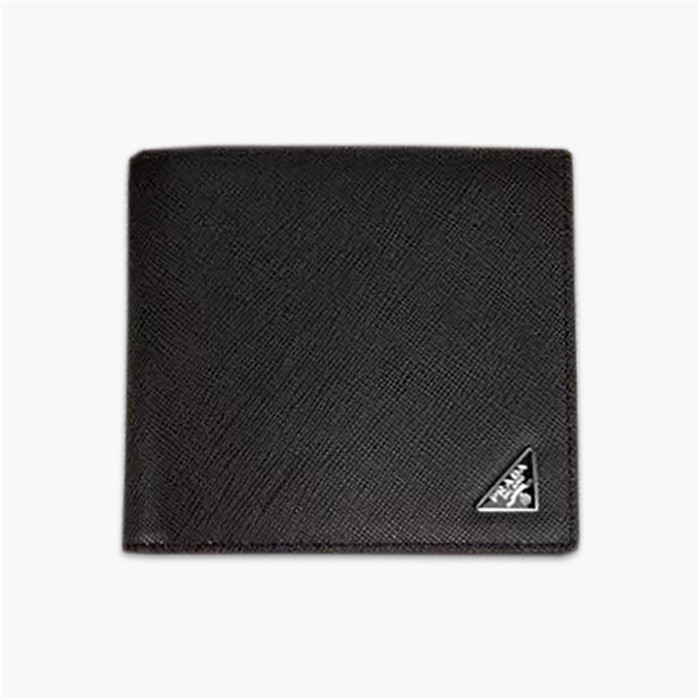 【原版皮】普拉达/Prada 短款钱夹，选用十字纹小牛皮裁制而成，边角点缀三角唛，经典之作，简单时尚，款号：2M0513